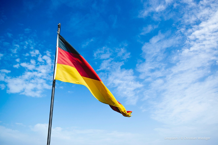 Énergie verte - Le drapeau allemand (Unsplash / © Christian Wiediger)
