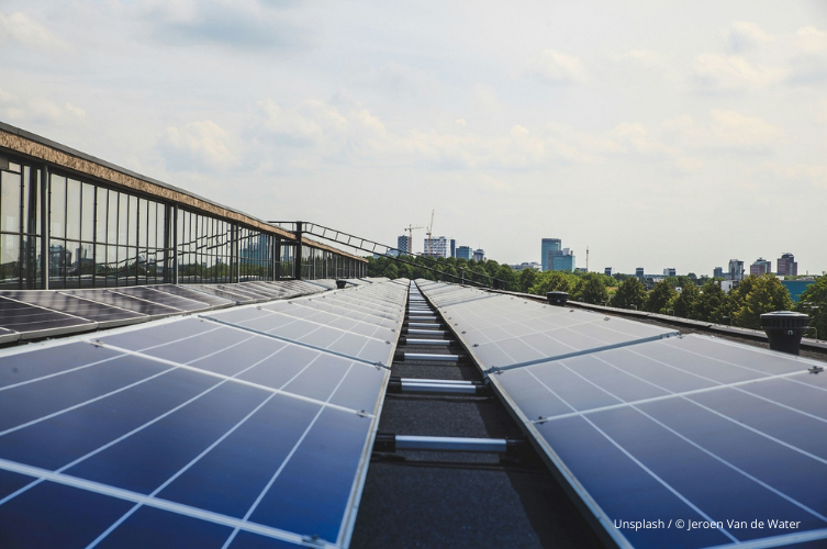 Énergie verte - Des panneau solaires sur le toit d'un bâtiment (Unsplash / © Jeroen Van de Water)